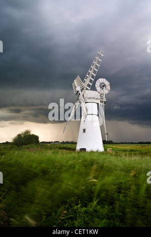 Il mulino a vento di Thurne durante una tempesta nel Norfolk Broads. Foto Stock