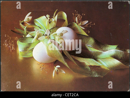 Germania - circa 1988: cartolina stampata nella RDT, mostra le uova di Pasqua e fiori, circa 1988 Foto Stock