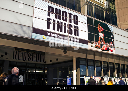 Finitura di foto di una mostra dei lavori di Neil Liefer presso il Newseum situato a 555 Pennsylvania Avenue NW, Washington D.C. Foto Stock