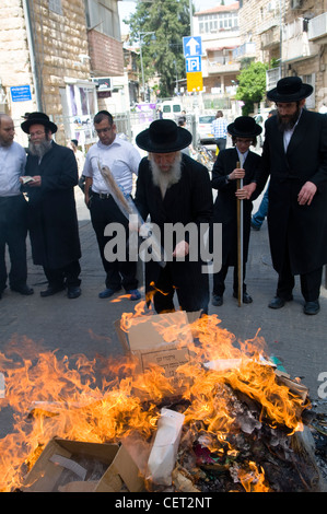 Gli ebrei ortodossi la masterizzazione di pane e Chametz come parte dei preparativi per le vacanze di Pasqua a Gerusalemme, Israele. Foto Stock