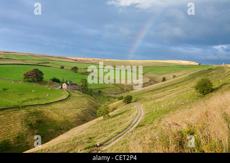 Un arcobaleno su campagna nel Parco Nazionale di Peak District. Foto Stock
