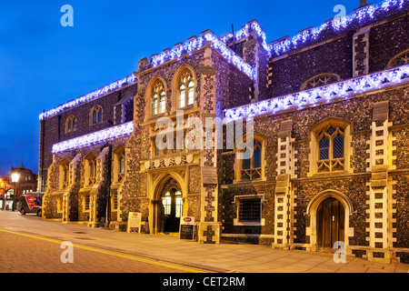 La Guildhall illuminata di Natale nel centro città di Norwich. Foto Stock