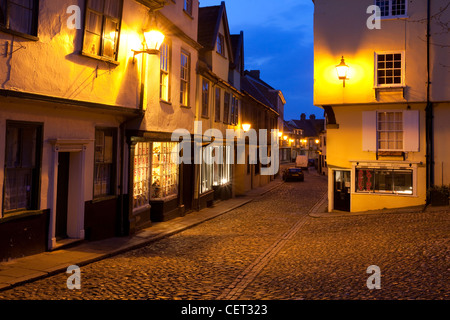 Elm Hill, storica una corsia di ciottoli con molti edifici del periodo Tudor, illuminate al tramonto. Foto Stock