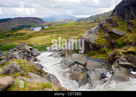 Cascata che scorre verso il basso dalla Llyn Cwmorthin verso la città di Ffestiniog nel Parco Nazionale di Snowdonia. Foto Stock