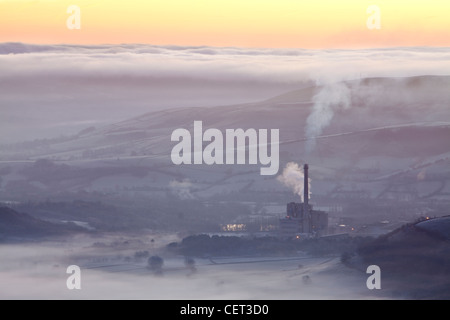 Hope Valley opere in cemento immersa nella foschia all'alba nel Parco Nazionale di Peak District. Foto Stock