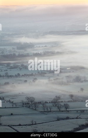 La Hope Valley è avvolta nella nebbia all'alba nel Parco Nazionale di Peak District. Foto Stock