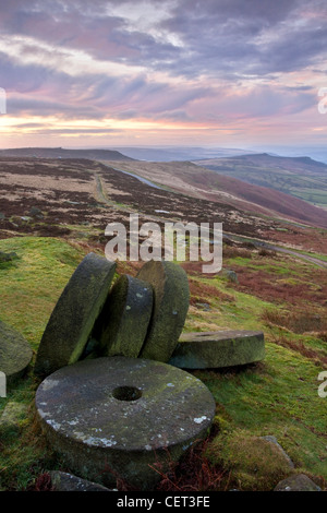 Macine abbandonate al di sotto del bordo Stanage alla prima luce nel Parco Nazionale di Peak District. Foto Stock