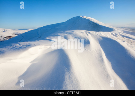 Forti nevicate invernali sul bordo Rushup nel Parco Nazionale di Peak District guardando indietro verso Mam Tor. Foto Stock