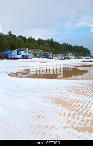 La famosa spiaggia colorata di capanne a Wells-next-mare a seguito nevicate invernali sulla costa di Norfolk. Foto Stock