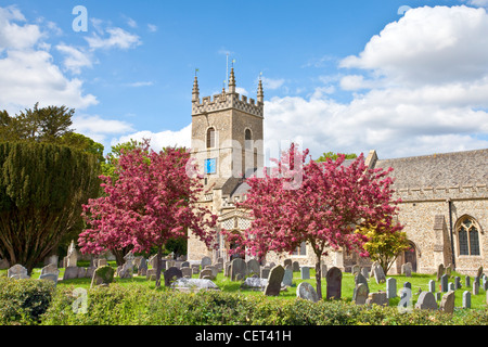 La chiesetta di San Leonardo in Horringer su una luminosa giornata di primavera. Foto Stock