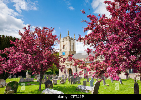 La chiesetta di San Leonardo in Horringer su una luminosa giornata di primavera. Foto Stock