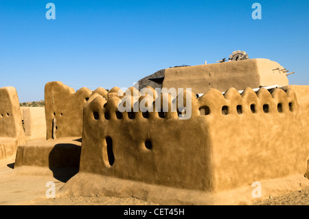 Una tradizionale casa costruita in un piccolo villaggio nel deserto del Thar in India. Foto Stock