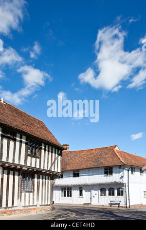 A struttura mista in legno e muratura edifici medievali nello storico villaggio di Lavenham. Lavenham guadagnato grande prosperità nel XV e XVI sec. Foto Stock