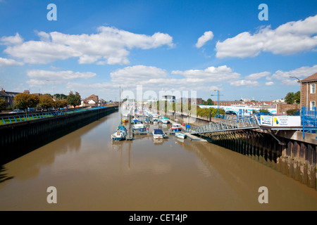 Barche ormeggiate dai pontili in Wisbech Yacht porto sul fiume Nene. Foto Stock