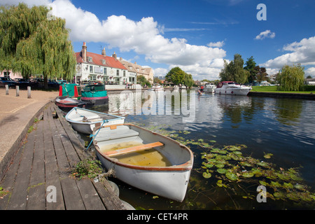 Barche ormeggiate sul fiume Ouse a Ely. Foto Stock