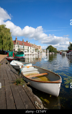 Barche ormeggiate sul fiume Ouse a Ely. Foto Stock