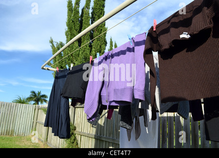 Vestiti stendibiancheria all'aperto Foto Stock