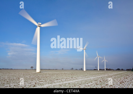 Per centrali eoliche Winterton dopo una leggera nevicata invernale sulla collina di sangue a Winterton-on-Sea. Foto Stock