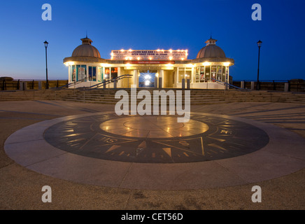 Una bussola di granito sul piazzale del Cromer Pier, parte del Cromer prospettiva arte pubblica dello schema, installato nel 2005/06. Foto Stock