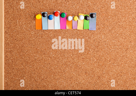 Bacheca di sughero e colorato titolo con copyspace di dieci lettera parola Foto Stock