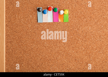 Bacheca di sughero e colorato titolo con copyspace per una lettera di sei parola Foto Stock