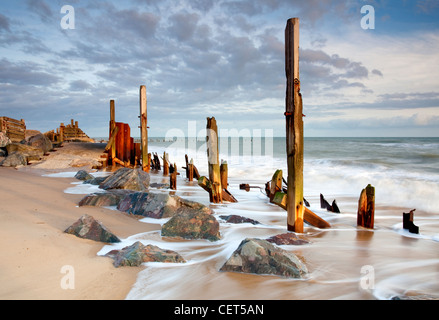 I resti del ora danneggiata mare difese a Happisburgh sulla costa di Norfolk. Foto Stock