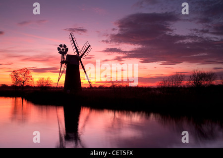 Turf Fen mulino di drenaggio al tramonto sul fiume Ant in Norfolk Broads. Foto Stock