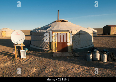 Gers nomade all'alba nel Deserto del Gobi della Mongolia