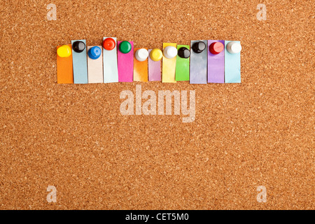 Bacheca di sughero e colorato titolo con copyspace di dodici lettera parola Foto Stock