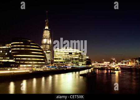 La riva sud del Tamigi fotografata da Westminster Bridge di notte Foto Stock