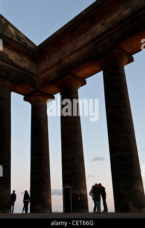 Gli adolescenti incontro al tramonto a Penshaw monumento, Foto Stock