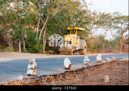 Indiana rurale costruzione stradale con rullo compressore in background. Andhra Pradesh, India Foto Stock