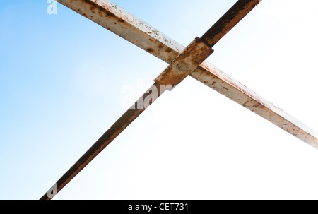 Acciaio arrugginito incorniciatura di ponti pedonali di Mopac Expressway in Austin TX USA Foto Stock