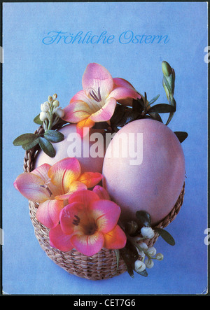 Cartolina di pasqua stampato nella RDT, mostra le uova di Pasqua e fiori in un cesto di vimini, circa 1984. Testo Tedesco: Buona Pasqua! Foto Stock