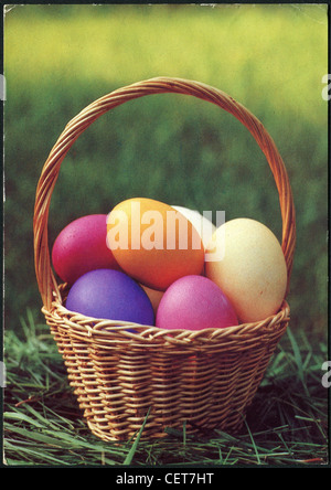 Germania - circa 1984: Pasqua cartolina stampata nella RDT mostra un cesto di vimini con le uova di Pasqua, circa 1984 Foto Stock