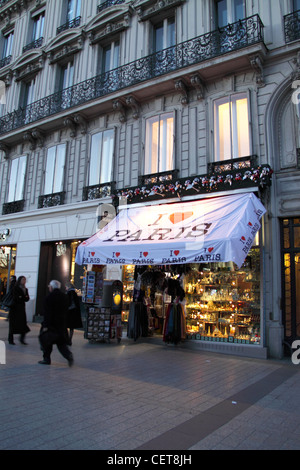 Negozio di souvenir, Champs-Élysées Avenue (ottavo arrondissement, riva destra), Parigi, Ile de France, Francia, Europa Foto Stock