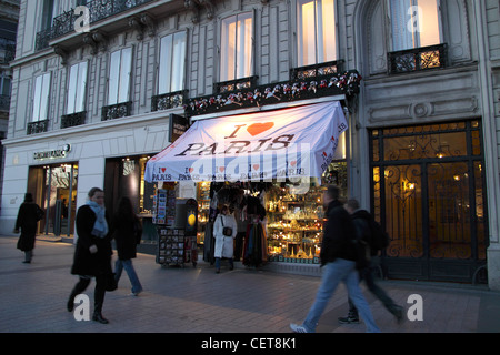 Negozio di souvenir, Champs-Élysées Avenue (ottavo arrondissement, riva destra), Parigi, Ile de France, Francia, Europa Foto Stock