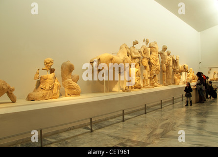 Porzione del frontone ovest del tempio di Zeus, Museo Archeologico, Antica Olympia, Ilia, Peloponneso, Grecia Foto Stock