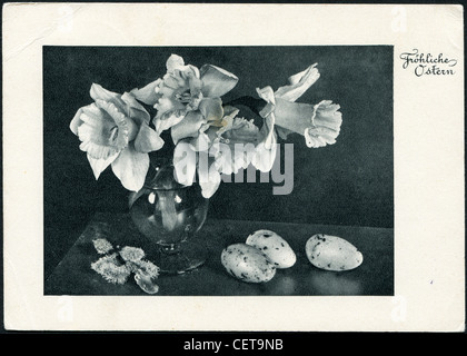 Cartolina di pasqua stampato in Germania, mostra un mazzo di narcisi, e uova di Pasqua, del 1950 circa. Testo Tedesco: Buona Pasqua! Foto Stock