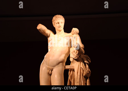 Statua di Hermes recanti il neonato Dioniso, di Prassitele, Museo Archeologico, Antica Olympia, Ilia, Peloponneso, Grecia Foto Stock