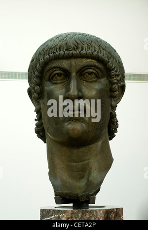 Testa della Statua colossale bronzea di Costantino, Esedra di Marco Aurelio, Musei Capitolini di Roma, lazio, Italy Foto Stock