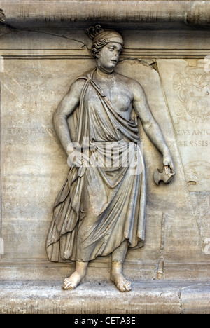 Lo zoccolo con le personificazioni di una provincia, dal Tempio di Adriano, il cortile del Palazzo dei Conservatori, Roma, Lazio, Italia Foto Stock