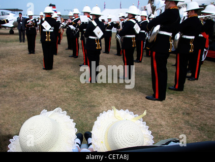 Due gemelle in cofani guardando la banda militare a Goodwood. Foto Stock