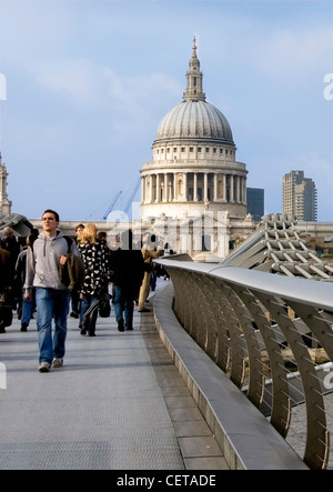 Vista verso la Cattedrale di San Paolo attraverso il Millennium Bridge. Foto Stock