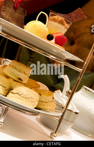 Una selezione di torte e biscotti per il tè del pomeriggio. Foto Stock