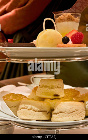 Una selezione di torte e biscotti per il tè del pomeriggio. Foto Stock