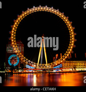 Il British Airways London Eye di notte. Inaugurato nel 1999, sorge 135m alta che rende la più grande ruota panoramica del mondo Foto Stock