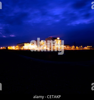 Una vista in direzione di Dungeness Power Station di notte. Esso è stato collegato alla rete elettrica nazionale nel 1965 ma ha ormai cessato generatio di potenza Foto Stock