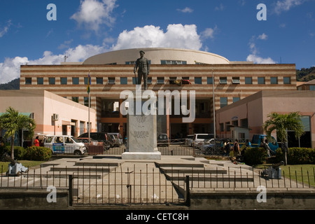 Caraibi St.Vincent, Kingstown, piazza principale, memoriale di guerra e mercato Foto Stock