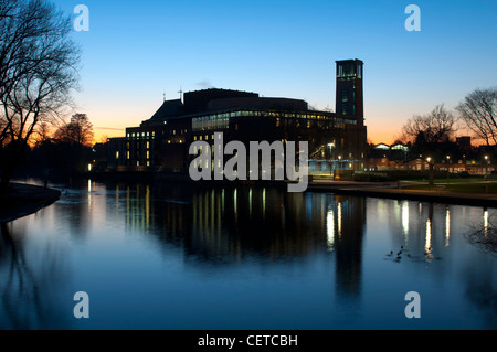 Il Royal Shakespeare Theatre al crepuscolo, Stratford-upon-Avon, Regno Unito Foto Stock